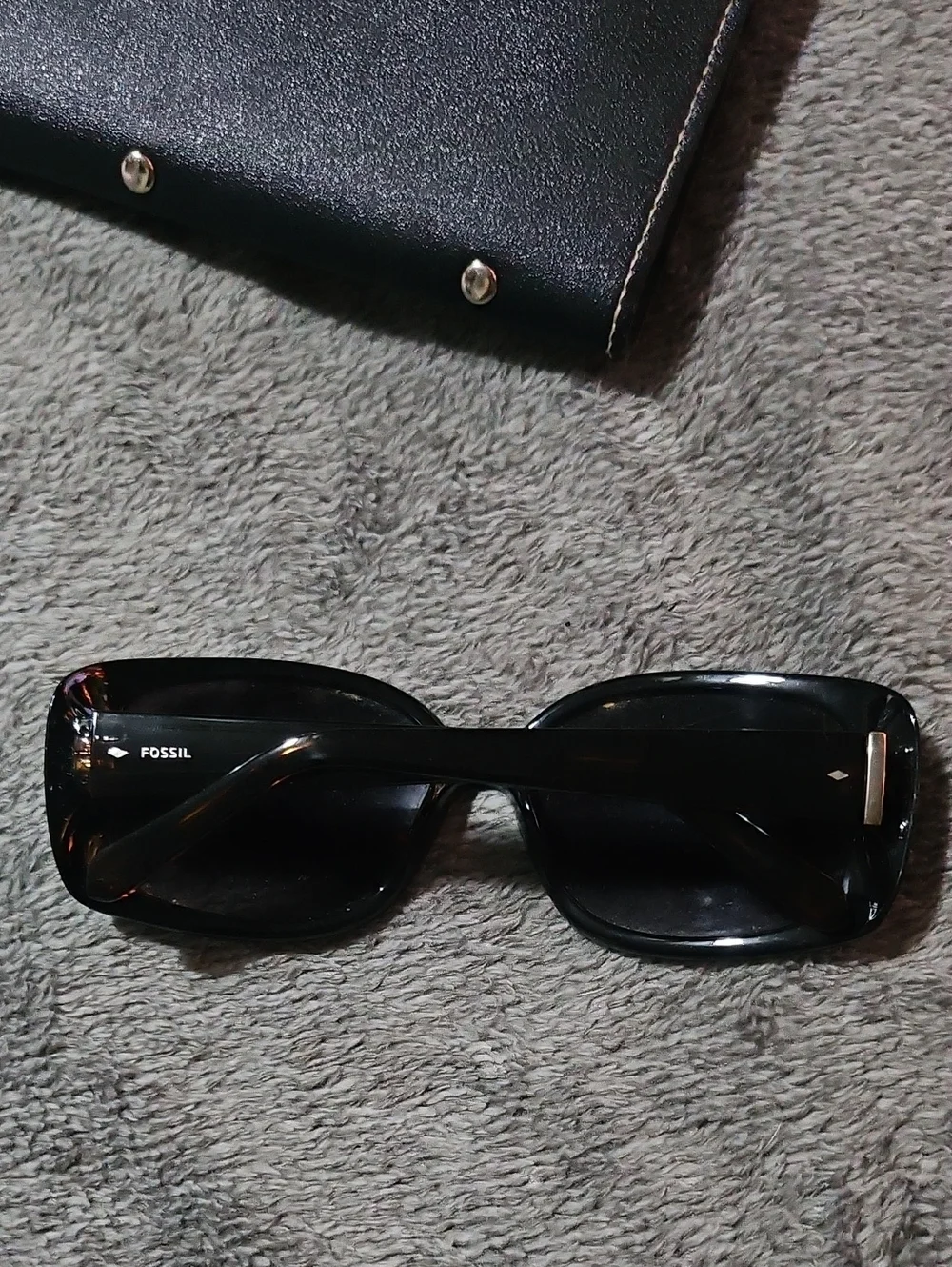 Fossil Vintage Designer Sunglasses Read